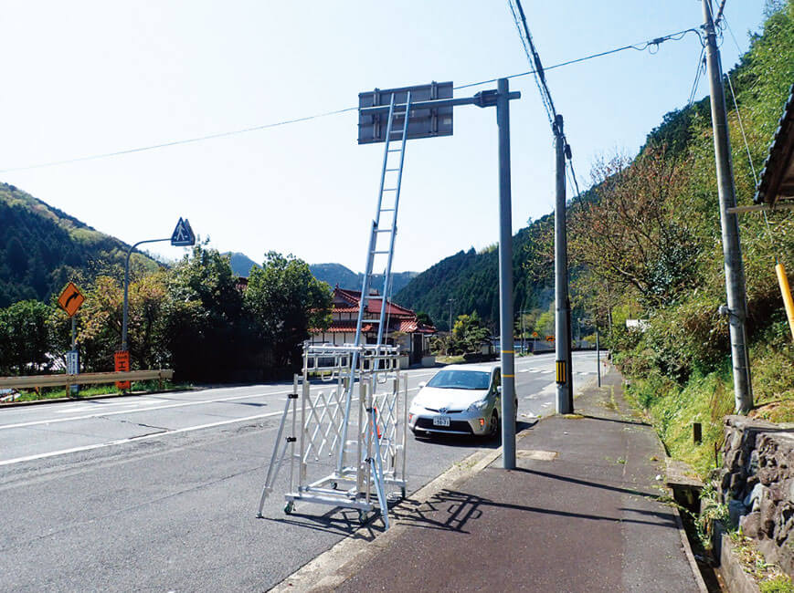 アウトリガー付き点検専用梯子