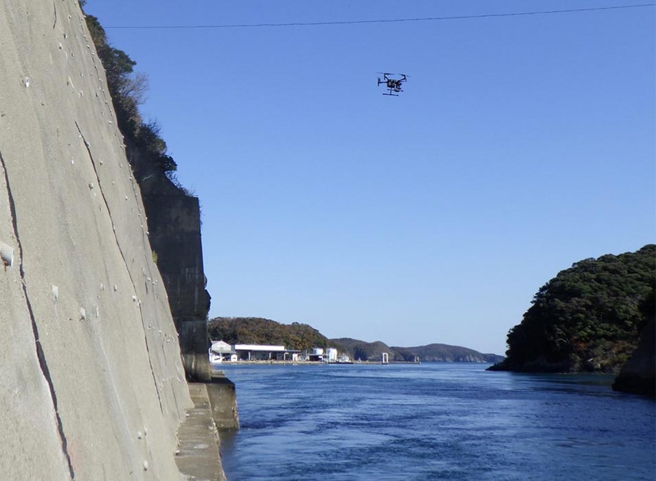 UAVによる法面調査風景